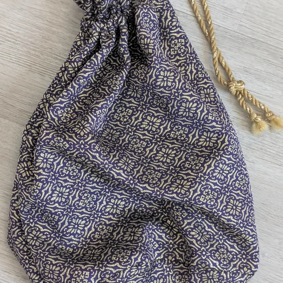 Royal Medieval Renaissance Gown, Velvet Cape, Gloves & Satchel, Fit For A Queen - Picture 15 of 16